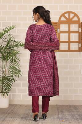 Maroon women printed aline kurta pant with dupatta set 2
