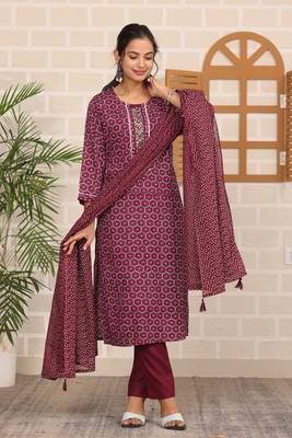 Maroon women printed aline kurta pant with dupatta set 3