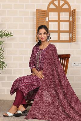 Maroon women printed aline kurta pant with dupatta set 5