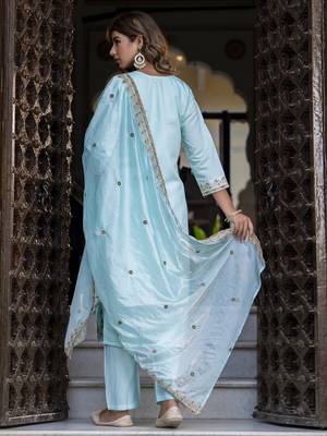 Women's silk blend embroidered kurta pant set with organza embroidery dupatta 2