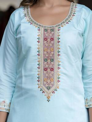 Women's silk blend embroidered kurta pant set with organza embroidery dupatta 3