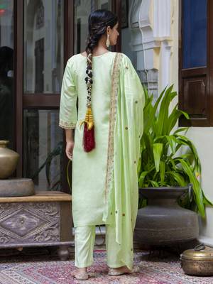 Women's silk blend embroidered kurta pant set with organza embroidery dupatta 2