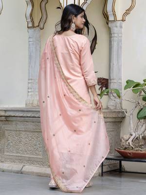 Women's silk blend embroidered kurta pant set with organza embroidery dupatta 2