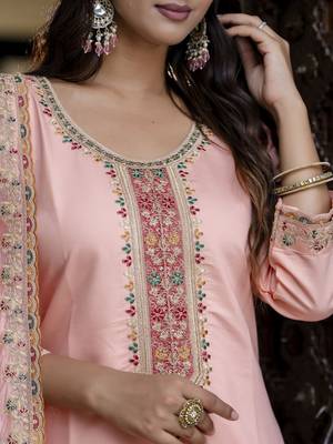 Women's silk blend embroidered kurta pant set with organza embroidery dupatta 3