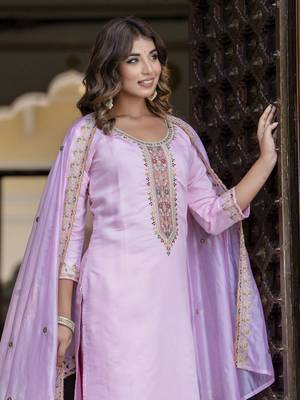 Women's silk blend embroidered kurta pant set with organza embroidery dupatta 3