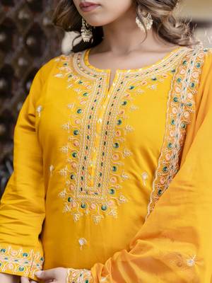 Women's silk blend embroidered kurta pant set with organza dupatta 3