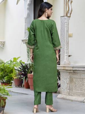 Women's silk blend embroidered kurta pant set with organza dupatta 3