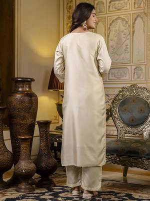 Women's silk blend embroidered kurta pant set with organza embroidery dupatta 3