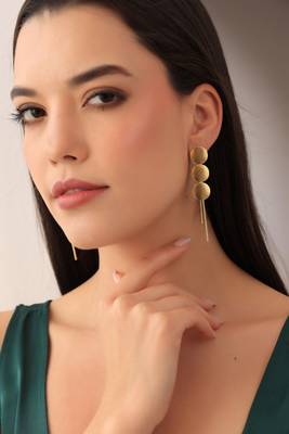 Gold statement earring 3