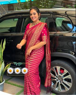 Pink woven jacquard saree with blouse piece 1