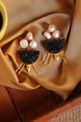 Black druzy pearl monochrome earring 1