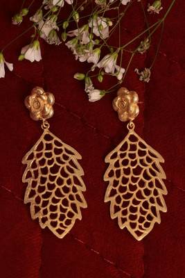 Gold flower jaali earring 1