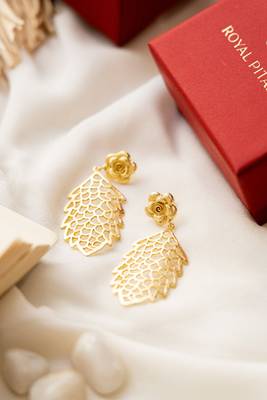 Gold flower jaali earring 4