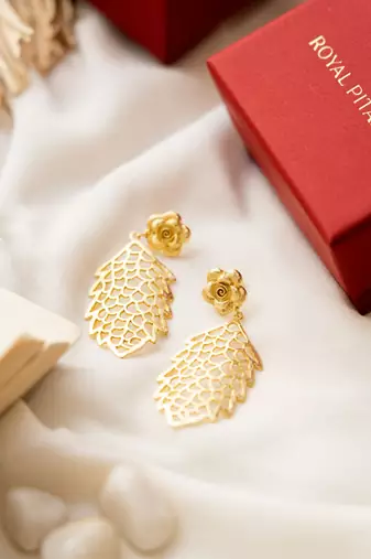 Gold flower jaali earring