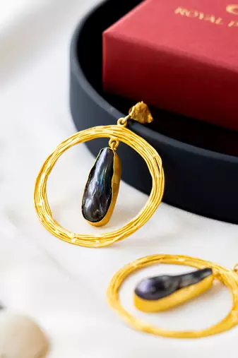 Black fresh water pearl casted dangler earrings