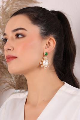 Enchanting emerald glow pearl earrings 1