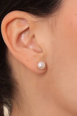 Classic pearl studs 2