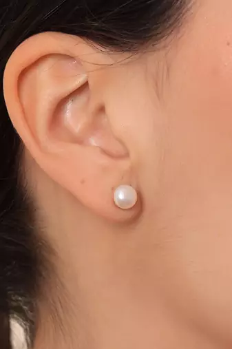 Classic pearl studs