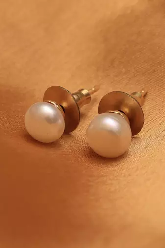 Classic pearl studs