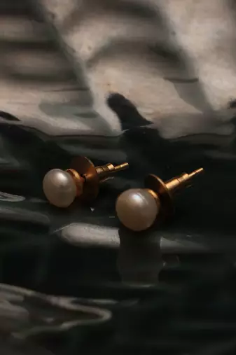 Classic pearl studs