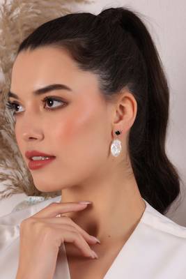 Black onyx with pearl drop earring 1