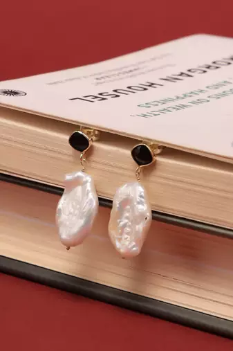 Black onyx with pearl drop earring
