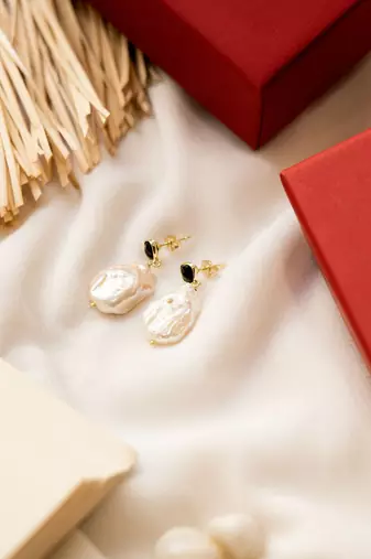 Black onyx with pearl drop earring
