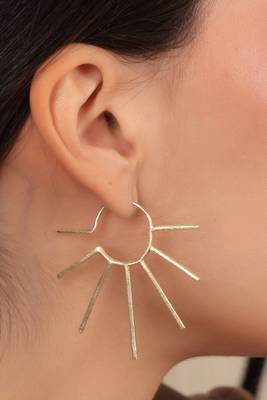 Artistic sun rays gold earring 3