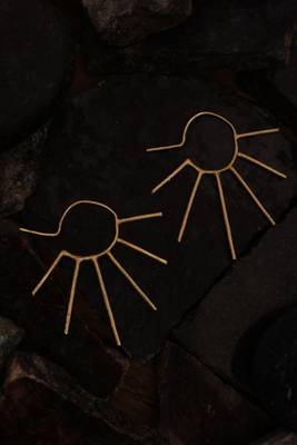 Artistic sun rays gold earring 4