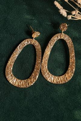 Textured matt gold danglers 1