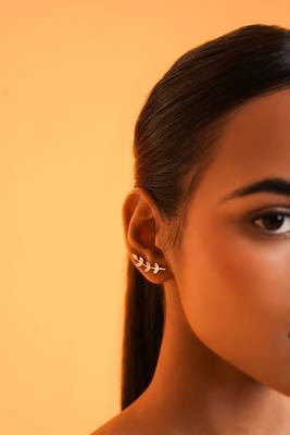 Enchannted gold leaf climber stud earring 3