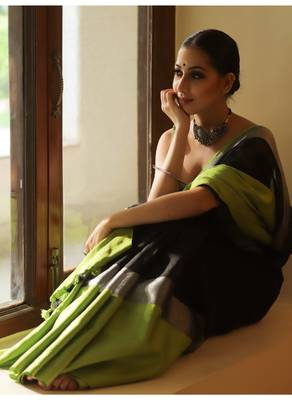 Handmade bhagalpuri linen saree with contrast border in black shade with blouse piece 4