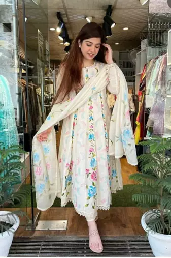 Heavy premium chicken shifli cotton fabric kurti with hand printed kurti and pant and mulmul dupatta