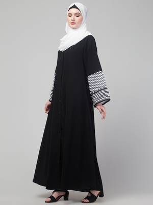 Elegant Black Front Zip Abaya with Patterned Bell Sleeves 5