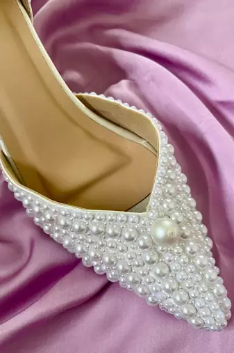 White pearls satin leather heels