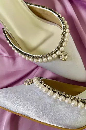 Grey pearls satin leather heels