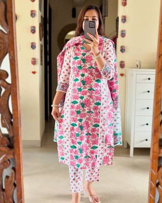 Elegance white pink color floral kurti pant set for women 2