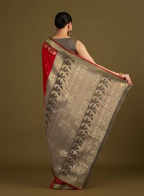 Red banarasi silk blend saree in with paisley zari pallu 4