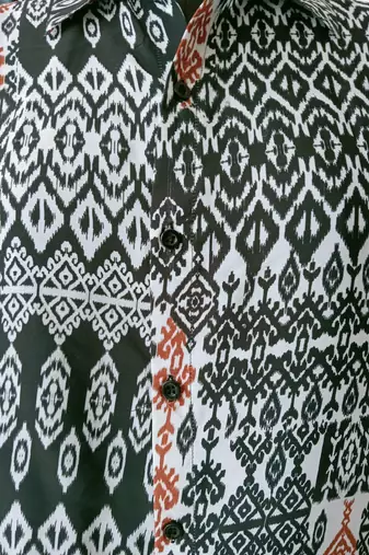 Men's polyester geomatrical printed regular shirt (black)