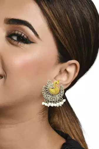 Silver-plated peacock shape pearl stud earrings