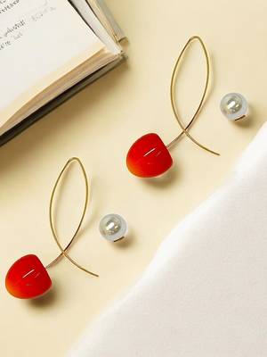 Gold-plated small red cherry pearl earring 1