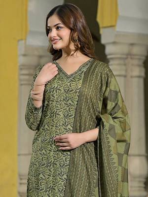 Women green cotton blend floral printed straight kurta trousers with dupatta 1