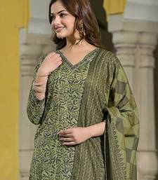 Women green cotton blend floral printed straight kurta trousers with dupatta