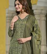 Women green cotton blend floral printed straight kurta trousers with dupatta