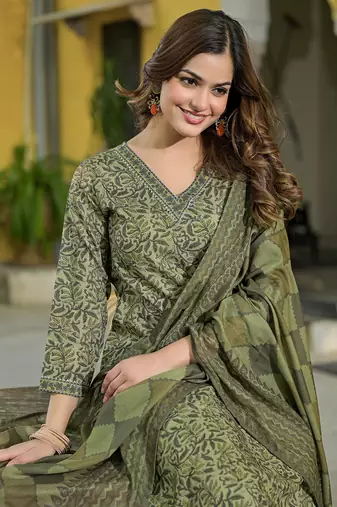 Women green cotton blend floral printed straight kurta trousers with dupatta