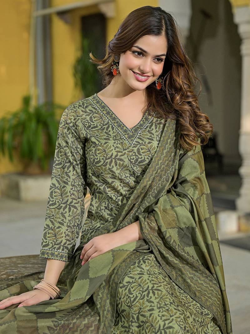 Women green cotton blend floral printed straight kurta trousers with dupatta