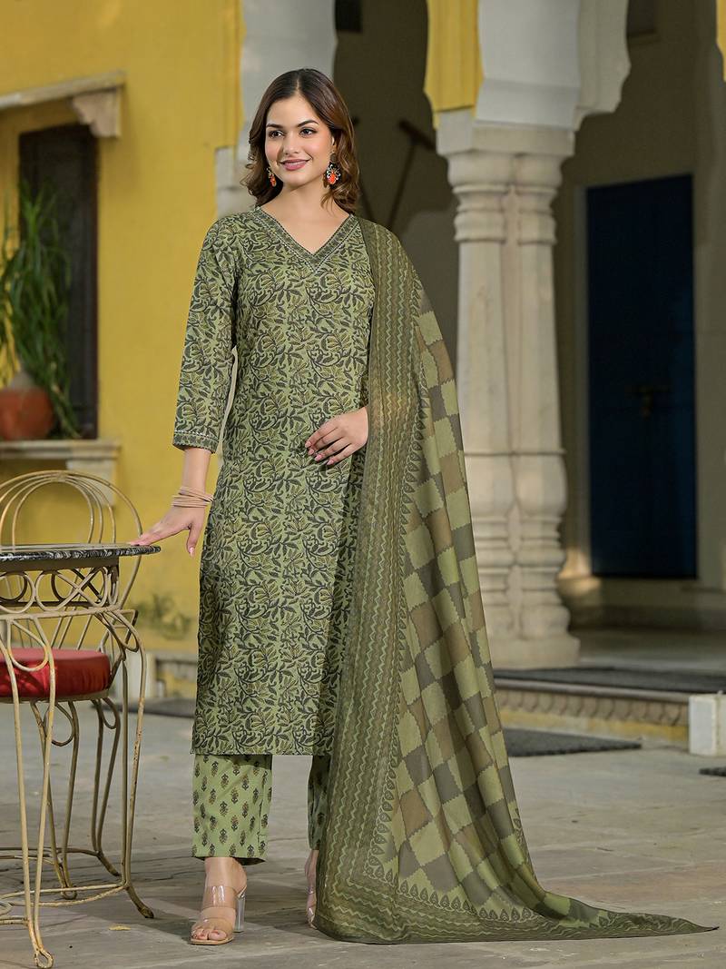 Women green cotton blend floral printed straight kurta trousers with dupatta