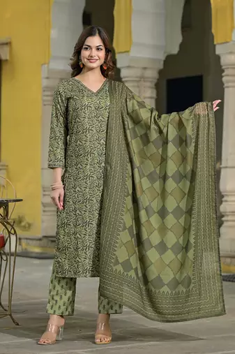 Women green cotton blend floral printed straight kurta trousers with dupatta