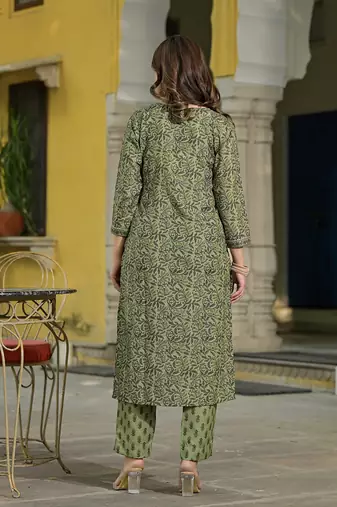 Women green cotton blend floral printed straight kurta trousers with dupatta
