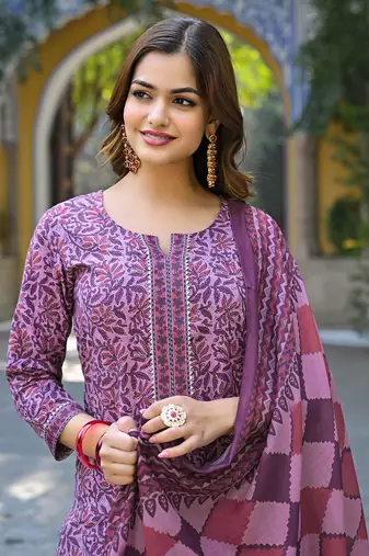 Women pink cotton blend floral printed straight kurta trousers with dupatta